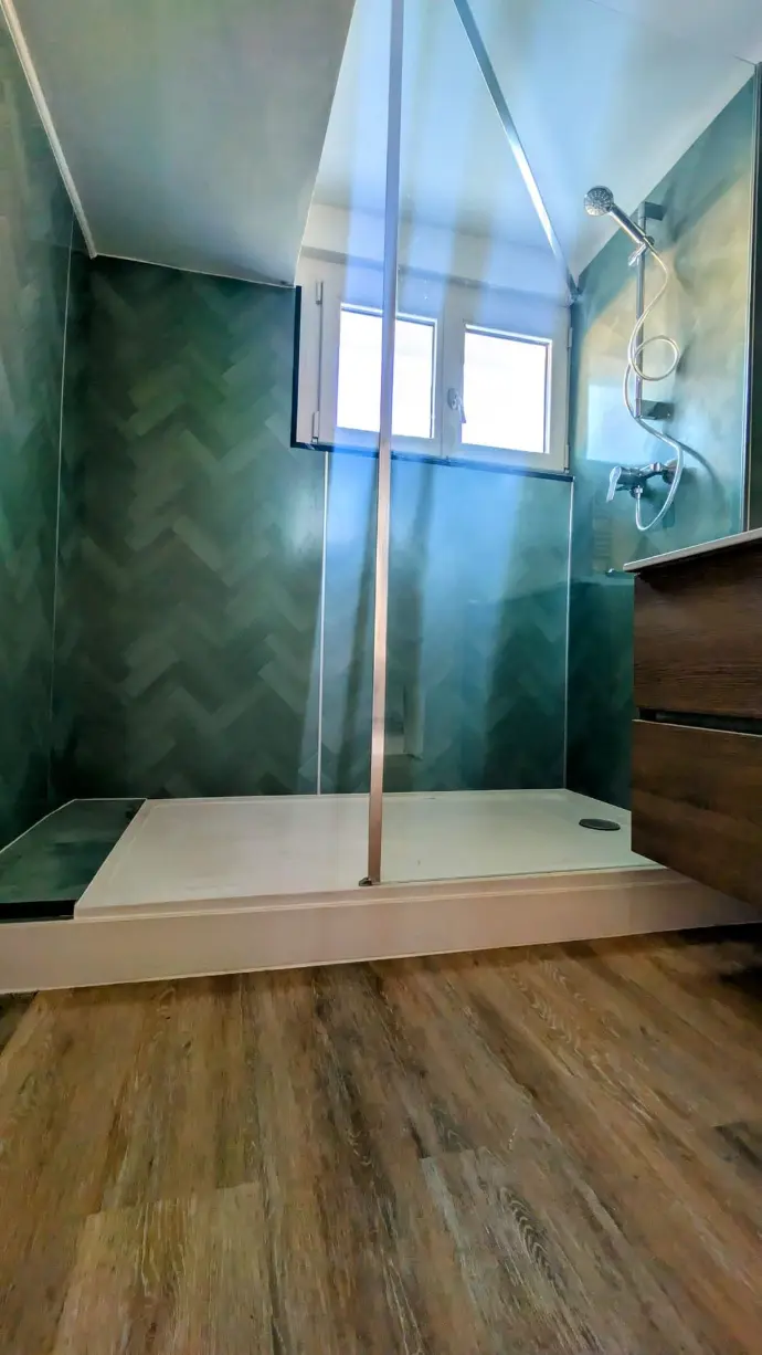 Rénovation complète d'une salle de bain à Digne-les-Bains avec installation d'une douche à l'italienne moderne