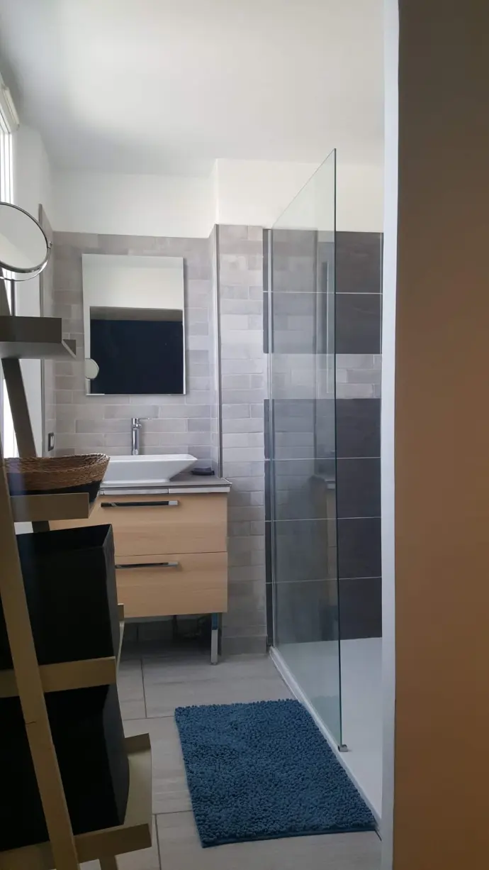 Installation d'une salle de bain moderne avec équipements design par SRP 04