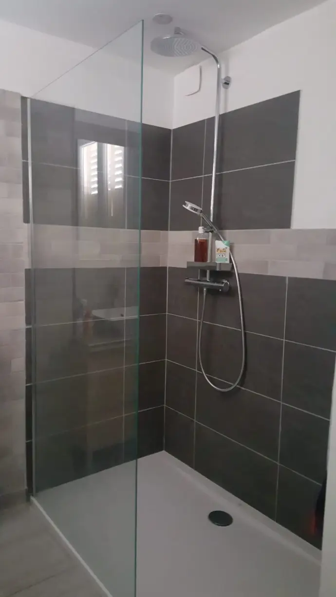 Création sur mesure d'une salle de bain moderne à Marseille avec équipements haut de gamme