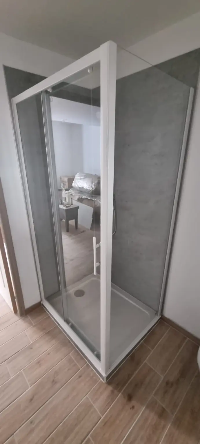 Pose de panneaux muraux étanches dans une salle de bain à Digne-les-Bains pour une finition moderne