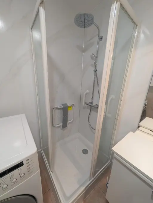 Douche senior réalisée par SRP avec siège et barres d’appui